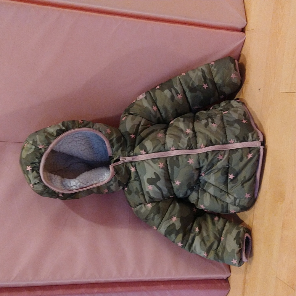 3T gap girl puffer jacket green army camon with pink stars and trim